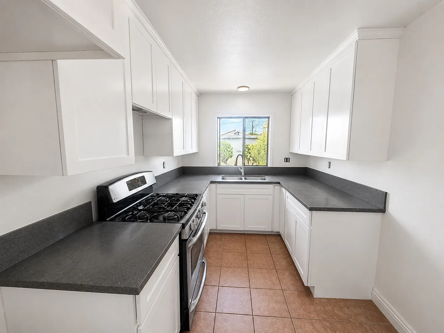 3 bed, $2,695 — Photo 2