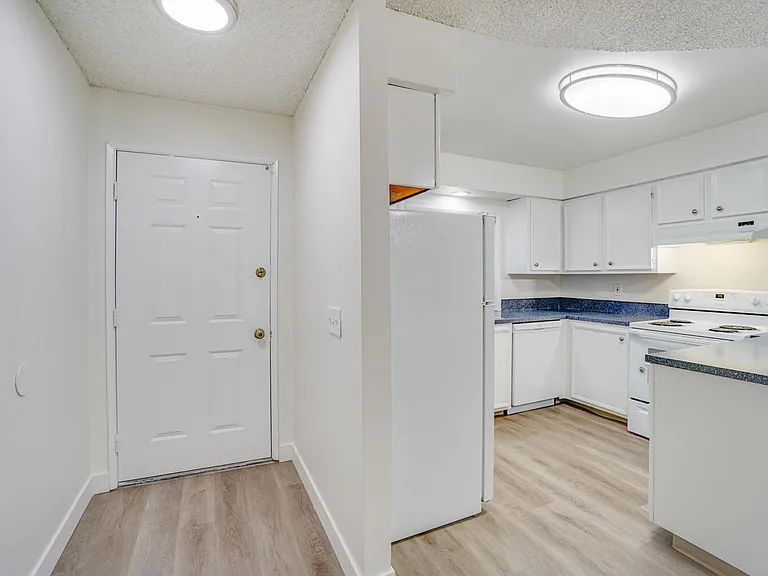 Charwin Court Apartments — Photo 9
