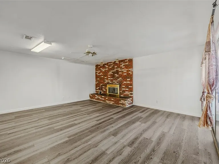 6760 W Oakey Blvd — Photo 17