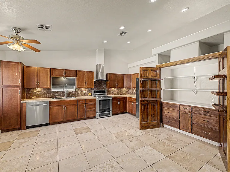 8544 W Holly St — Photo 10