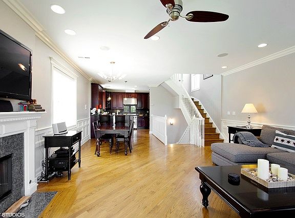 4th image of 842 W Aldine Ave APT 4