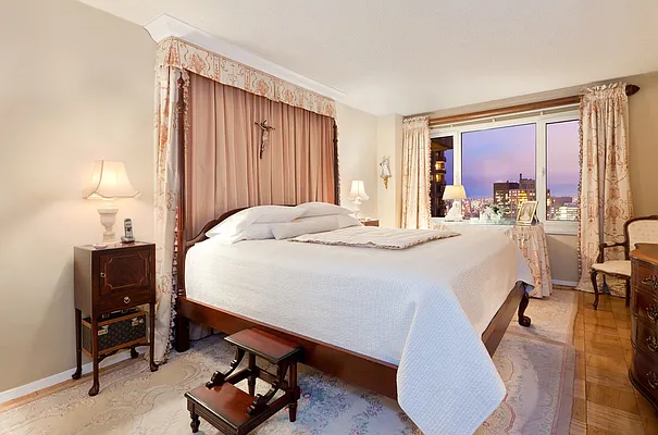 Sold by Sloane Square | media 3