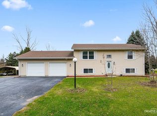 110 Windward Ln, Rochelle, IL 61068