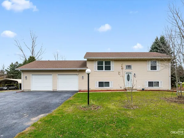 110 Windward Ln, Rochelle, IL 61068