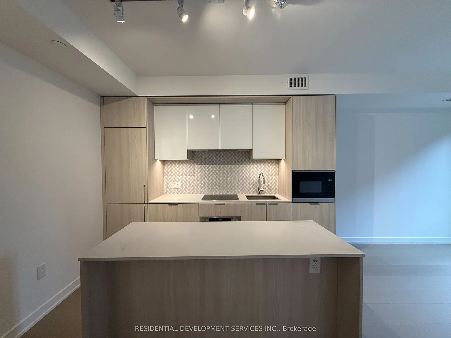 123 Portland Condos — Photo 2