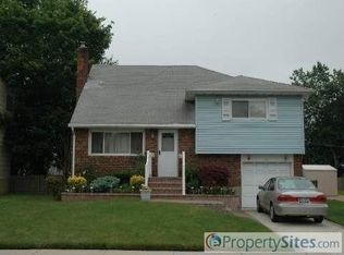13 Martin St, Massapequa, NY 11758