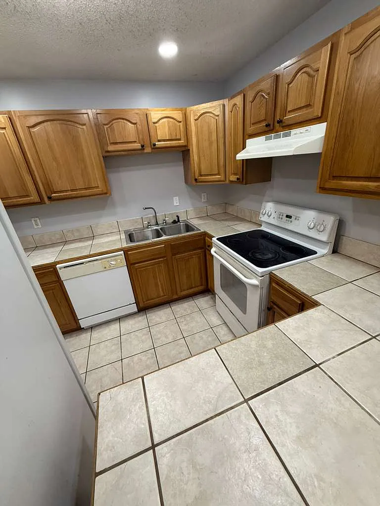 3 bed, 1000 sqft, $1,150 — Photo 3
