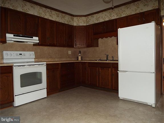 2nd image of 733 E Grand Ave