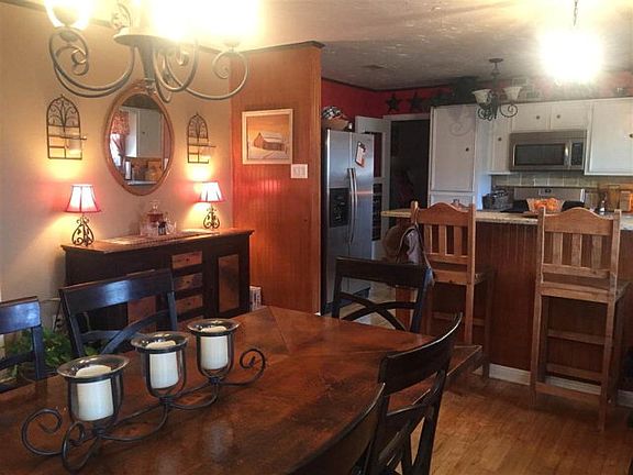 4th image of 104 W Lampasas St