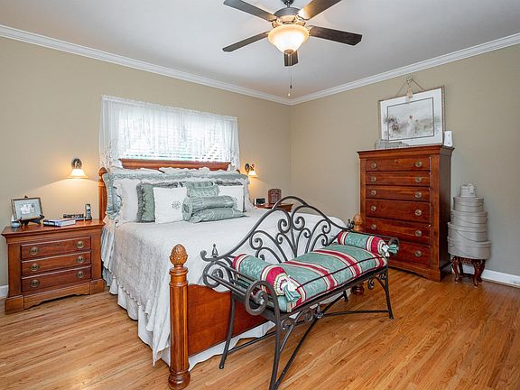 5th image of 7504 Surrey Ln