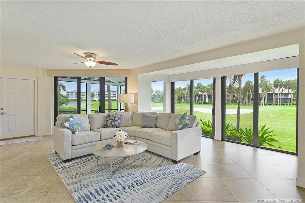 303 NE Golfview Cir