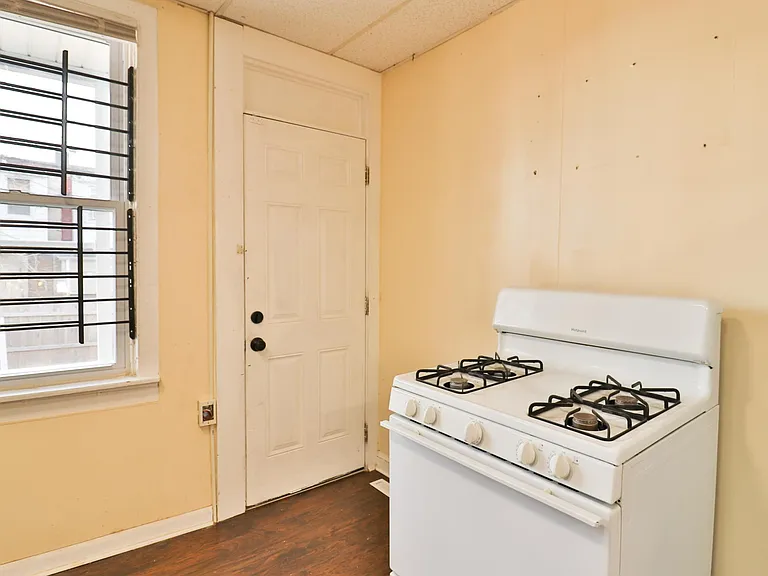 1303 James St — Photo 27