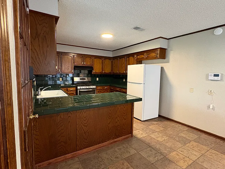 2730 S Meadowood Ave — Photo 6