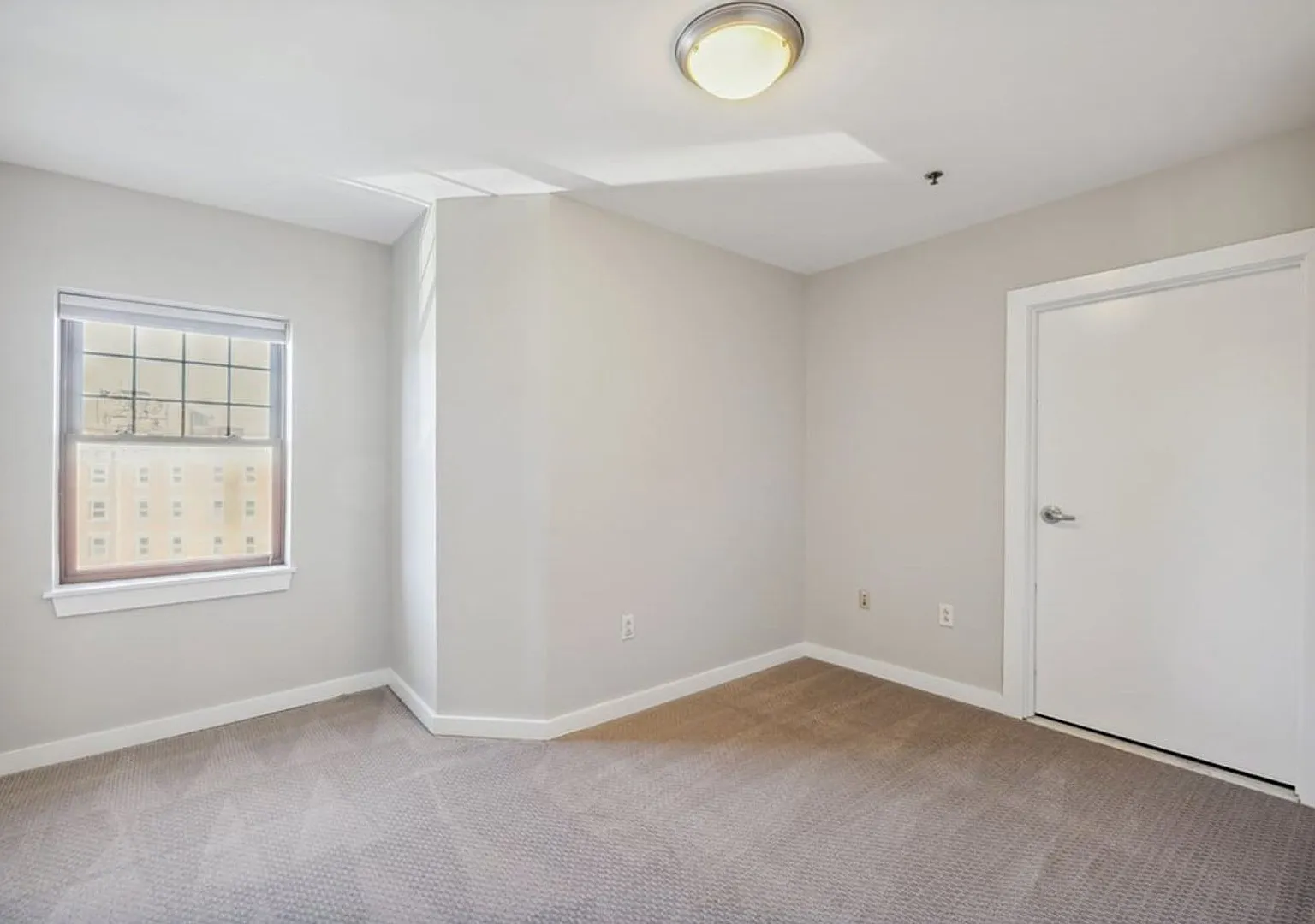 Charming 2 Bedroom-No Broker Fee — Photo 4