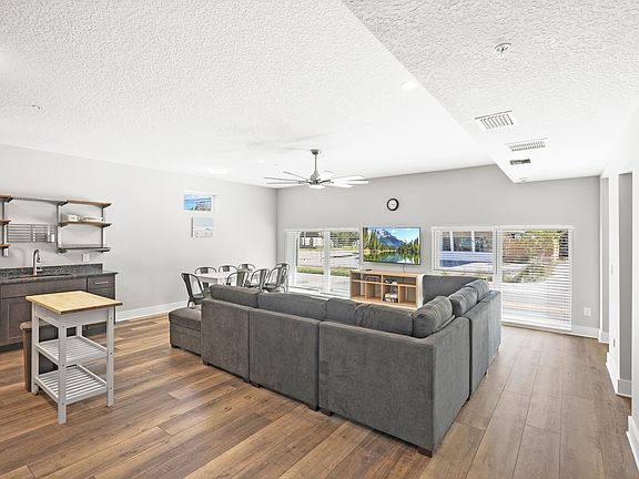 3rd image of 284 W King St #A