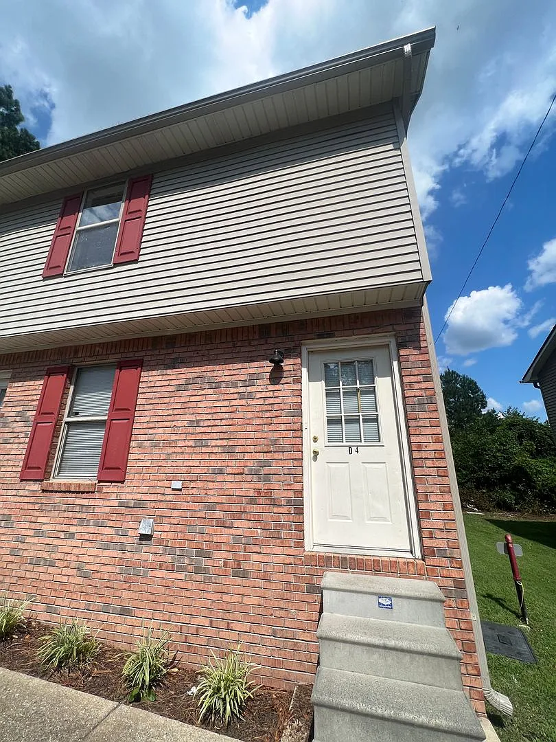University Place 1- Townhouse Apartment — Photo 4