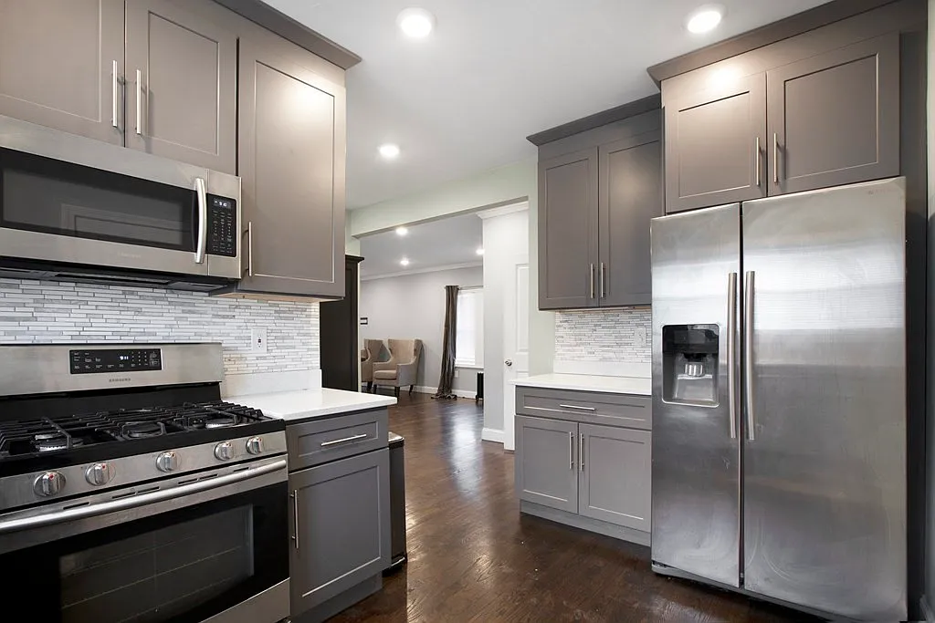 3 bed, 2.0 bath, 2200 sqft, $3,600 — Photo 3