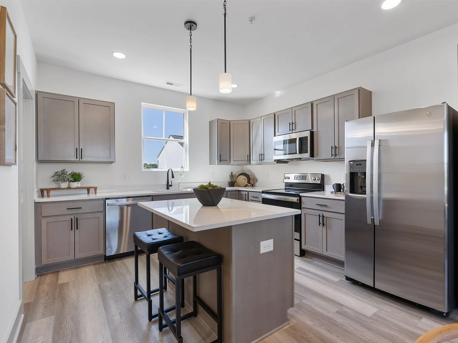 604 Harper Lndg — Photo 1