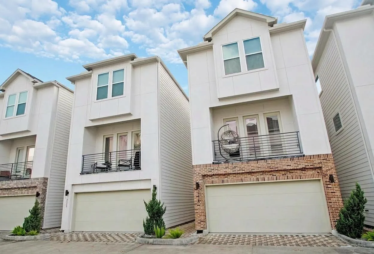 3 bed, 3.5 bath, 1987 sqft, $2,950 — Photo 2