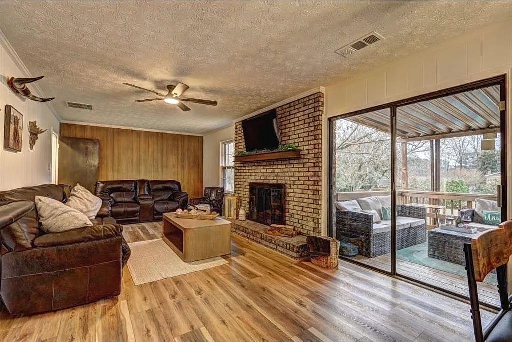 3 bed, 6.0 bath, 1838 sqft, $2,900 — Photo 3