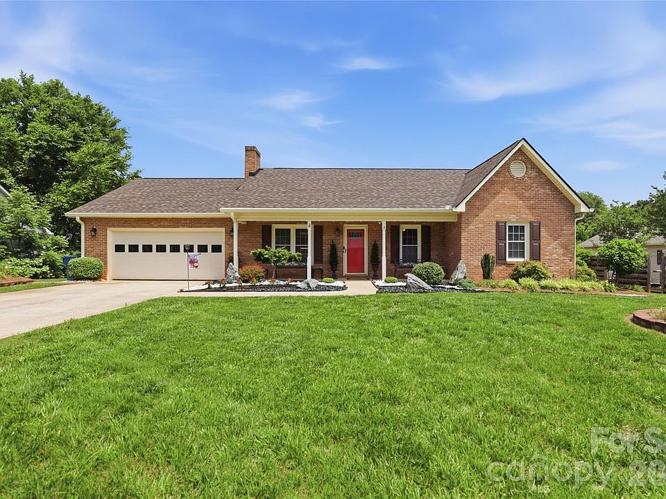 1st image of 4 Fox Ridge Dr