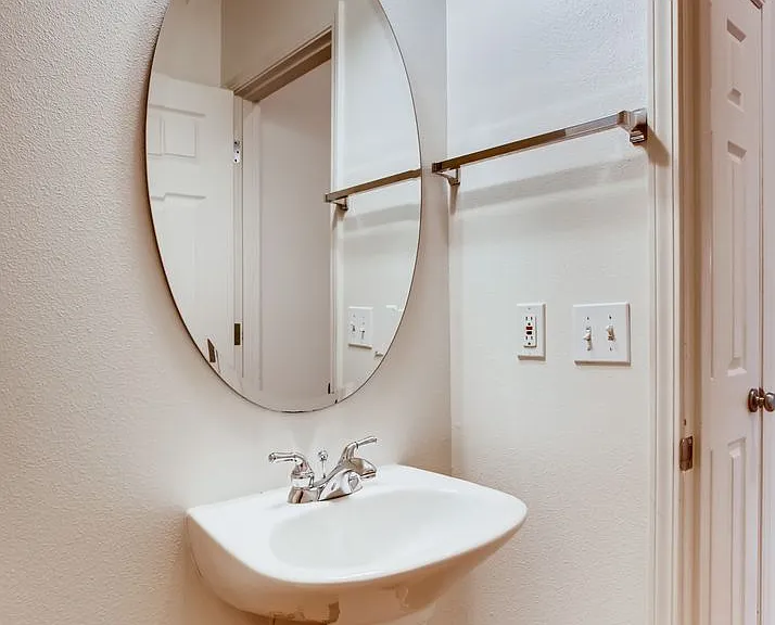 889 NE Caden Ave — Photo 13