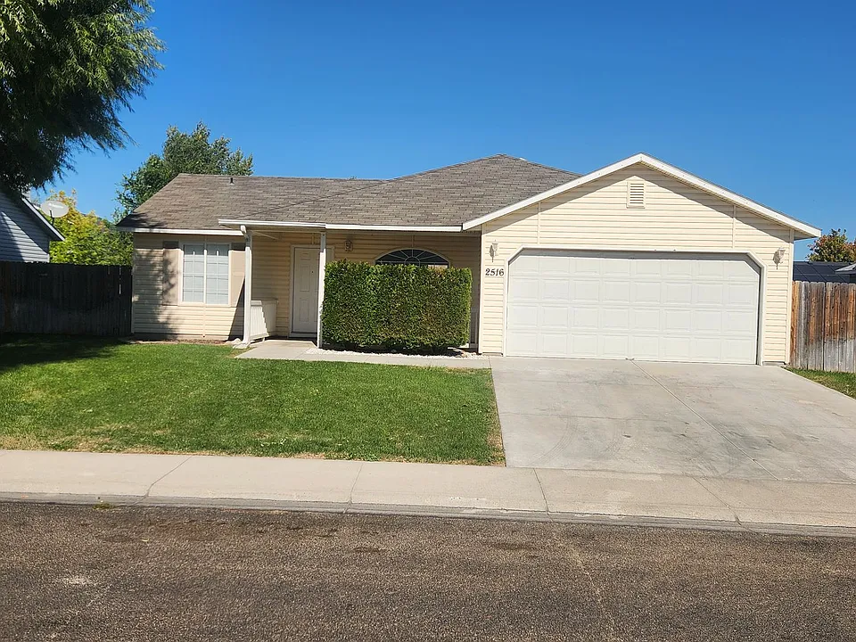 2516 E Montana Ave