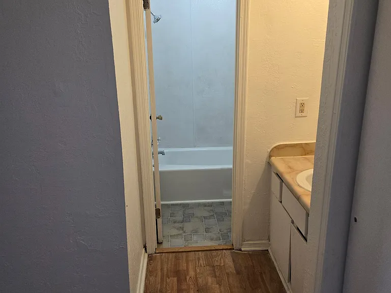 908 SW 6th St #43 — Photo 7