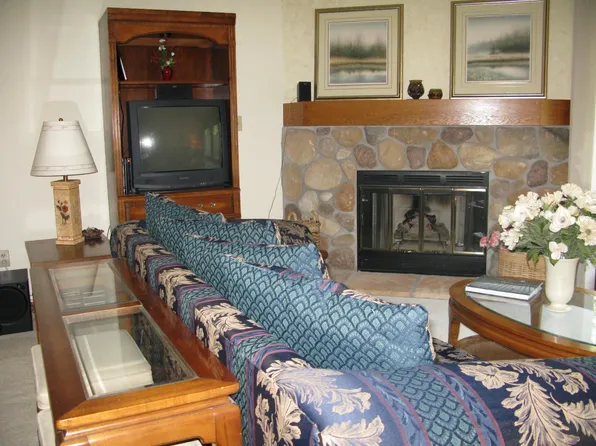 2419 Willowood Dr, Waukesha, WI 53188