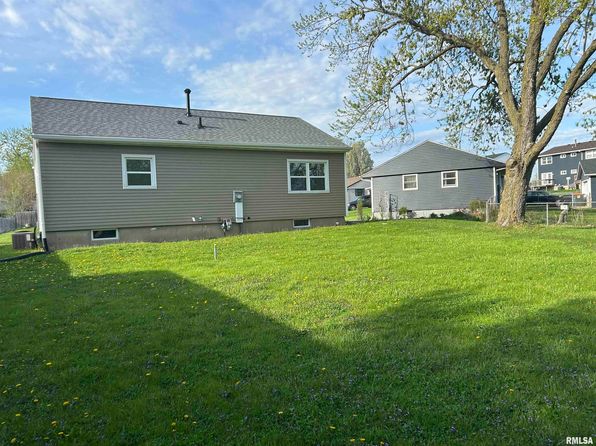 1729 Welshire Dr, Davenport, IA 52806