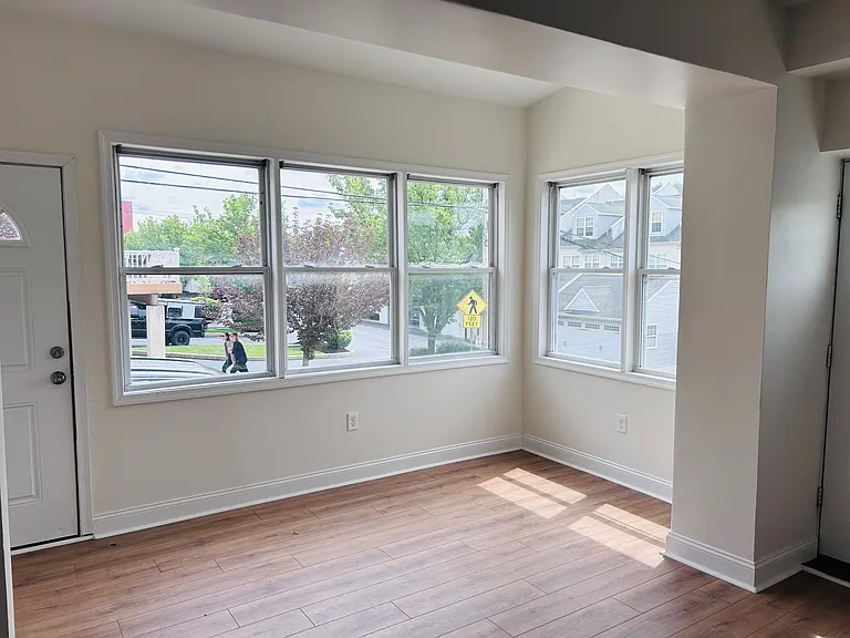 389 E Hector St — Photo 11