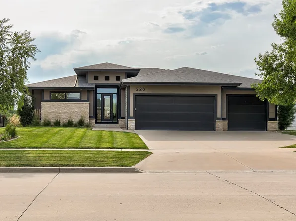 228 Overlook Ave, West Des Moines, IA 50266