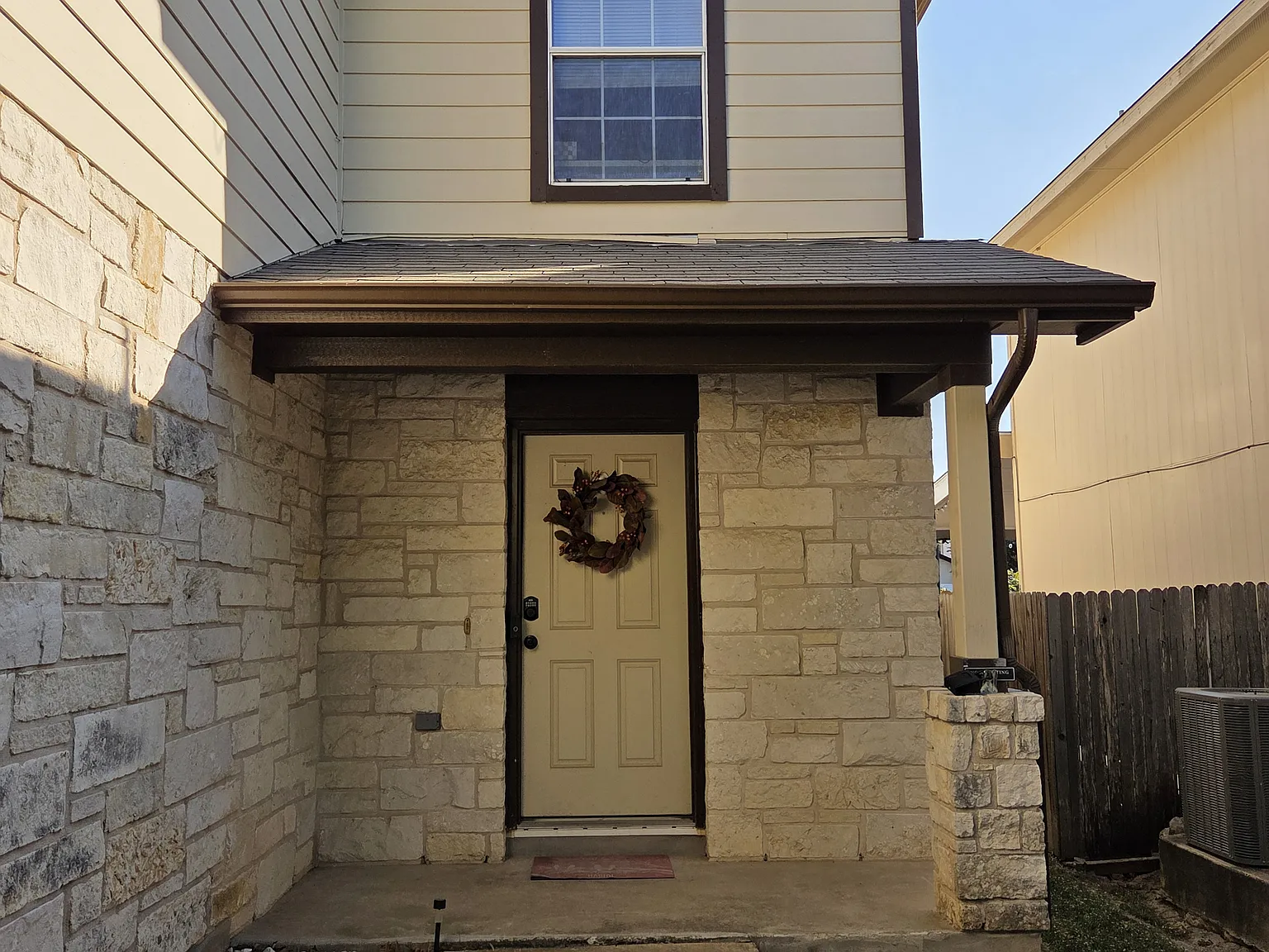 4 bed, 2.5 bath, 2060 sqft, $2,100 — Photo 2