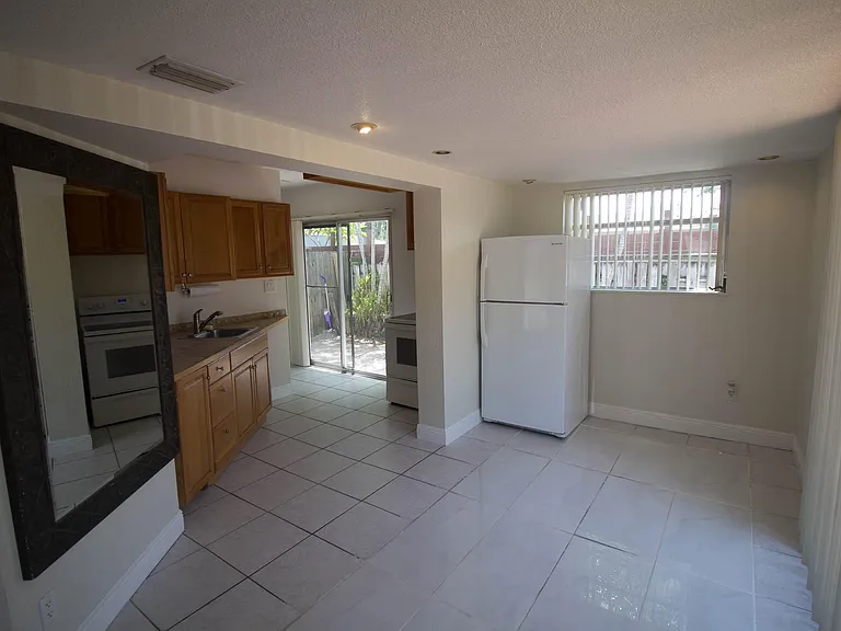 909 NE 12th Ave — Photo 4