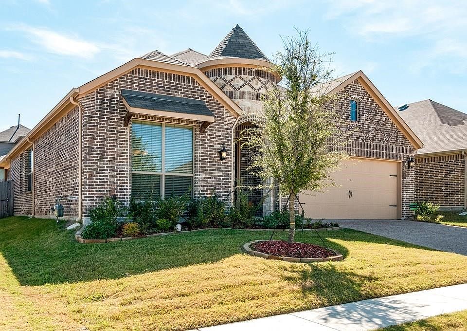 Welcome home to 3012 Veranda Vista Drive