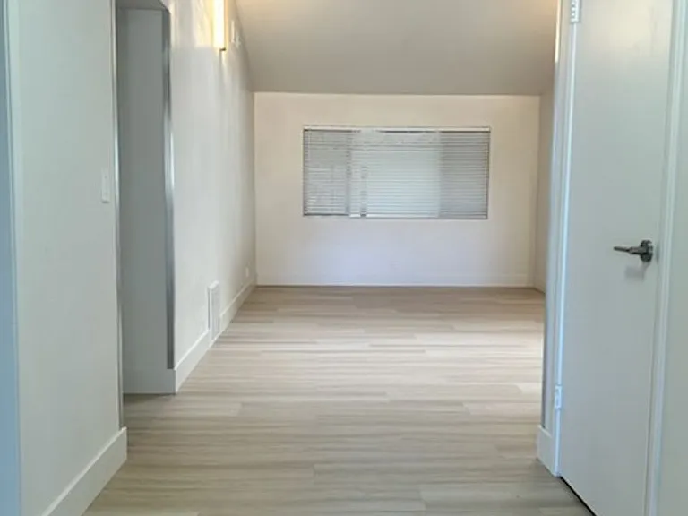 329 Dawn Ct — Photo 2