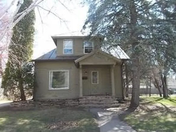 611 Berlin St, Waupaca, WI 54981