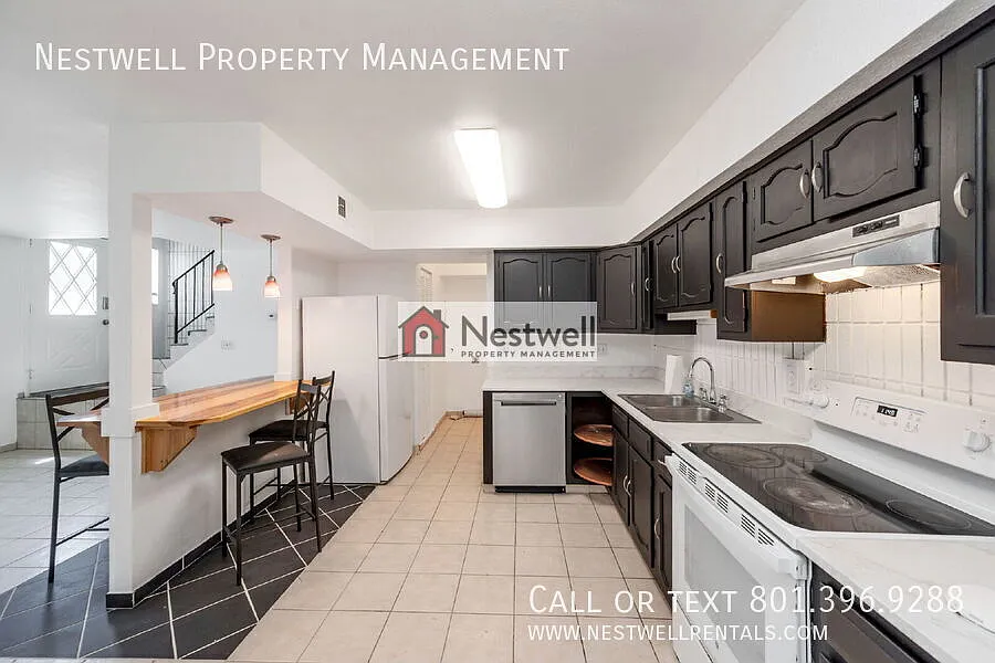Beautiful End-row townhome in West Valley City! — Photo 3