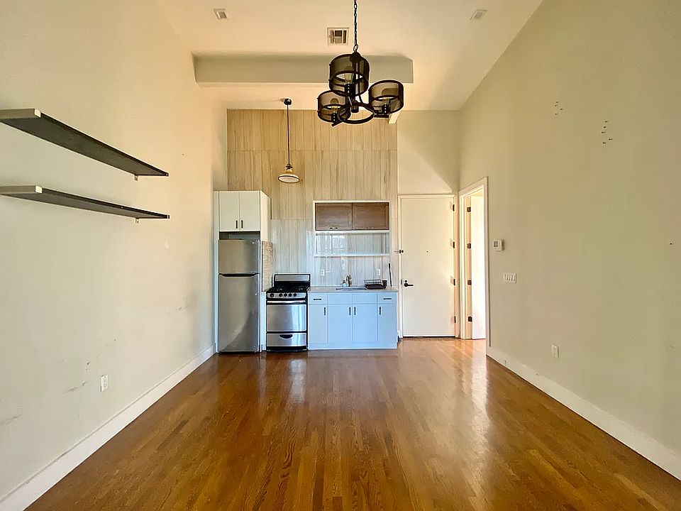 1st image of 565 Evergreen Ave #1A