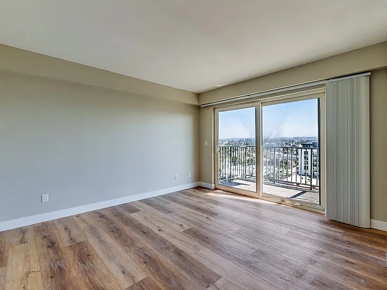 Bayview Tower Condominiums — Photo 25