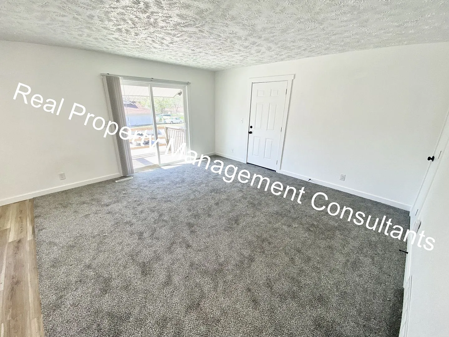 904 Twin Oaks Ter — Photo 2