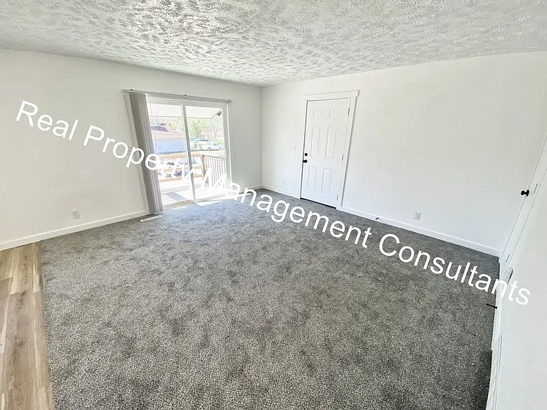 902 Twin Oaks Ter — Photo 4