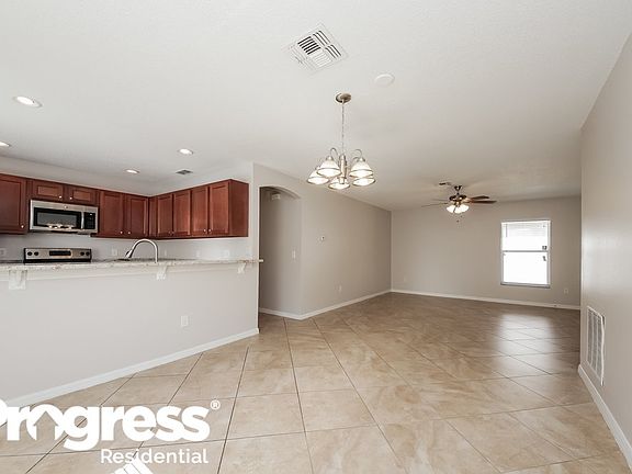 5th image of 211 Owenshire Cir