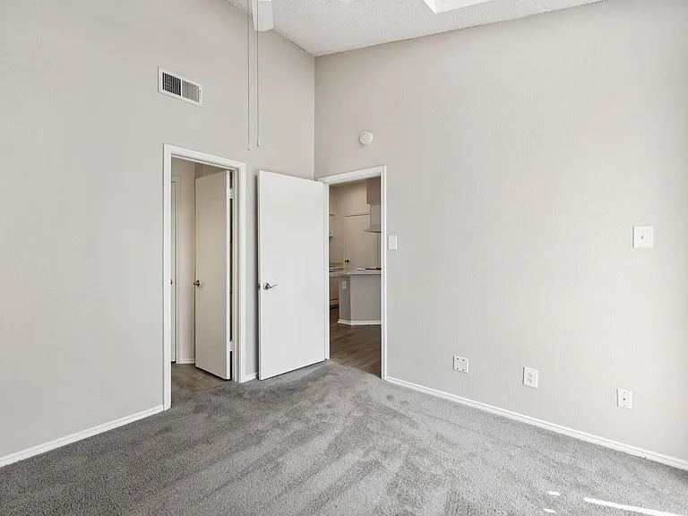 Oaks White Rock — Photo 44