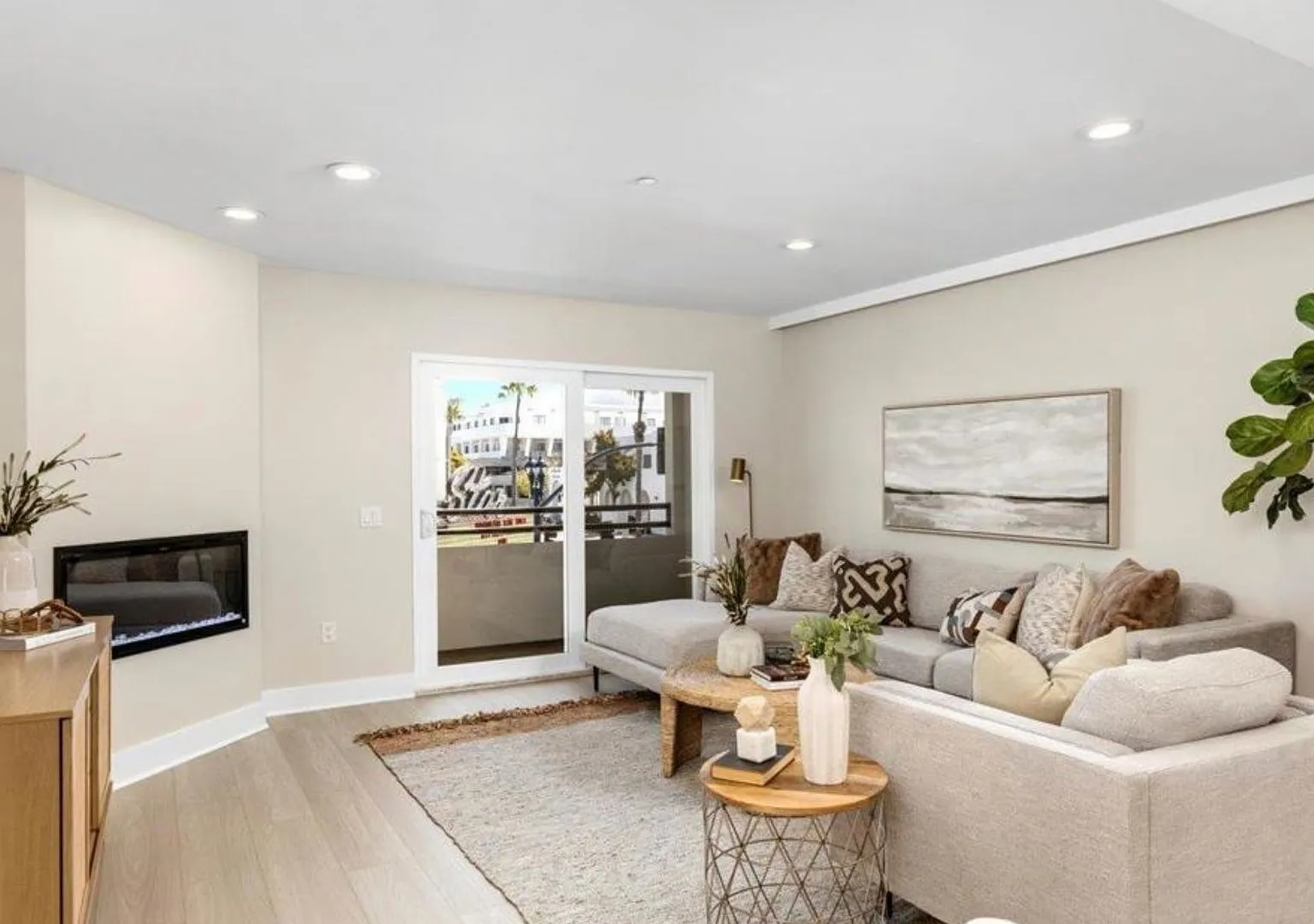 Live in a Penthouse with Private Rooftop Deck, just 4 blocks from the Beach — Photo 2