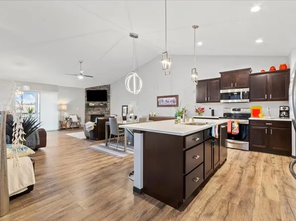 424 Dawson Dr, West Branch, IA 52358