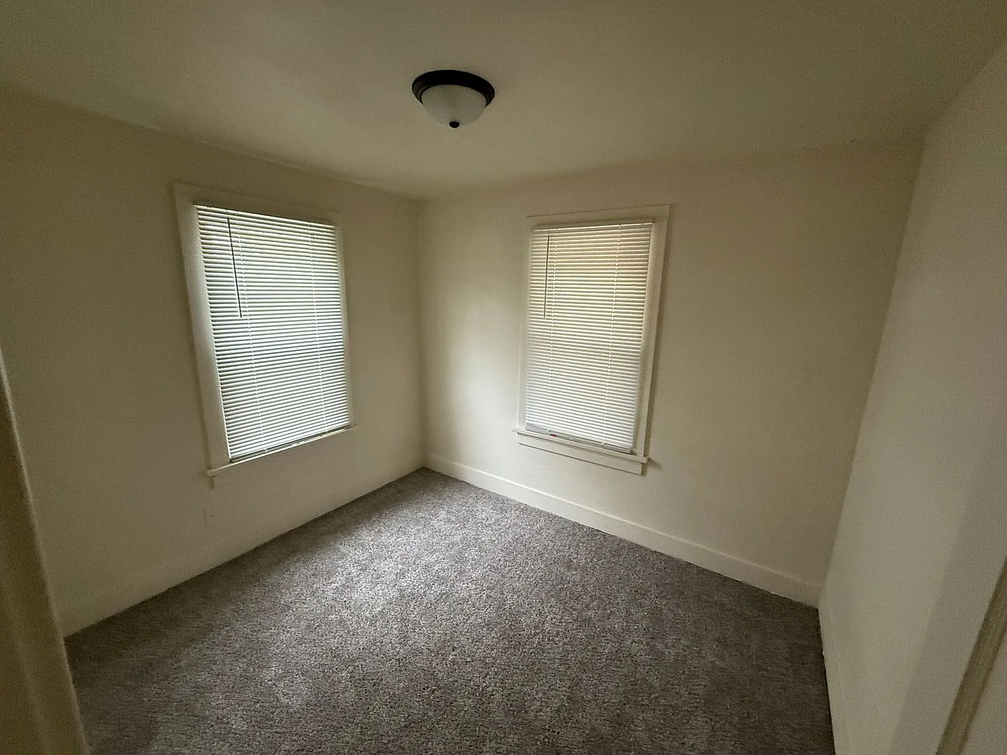 Cozy 4 Bedroom / 1 Bathroom For Rent — Photo 2