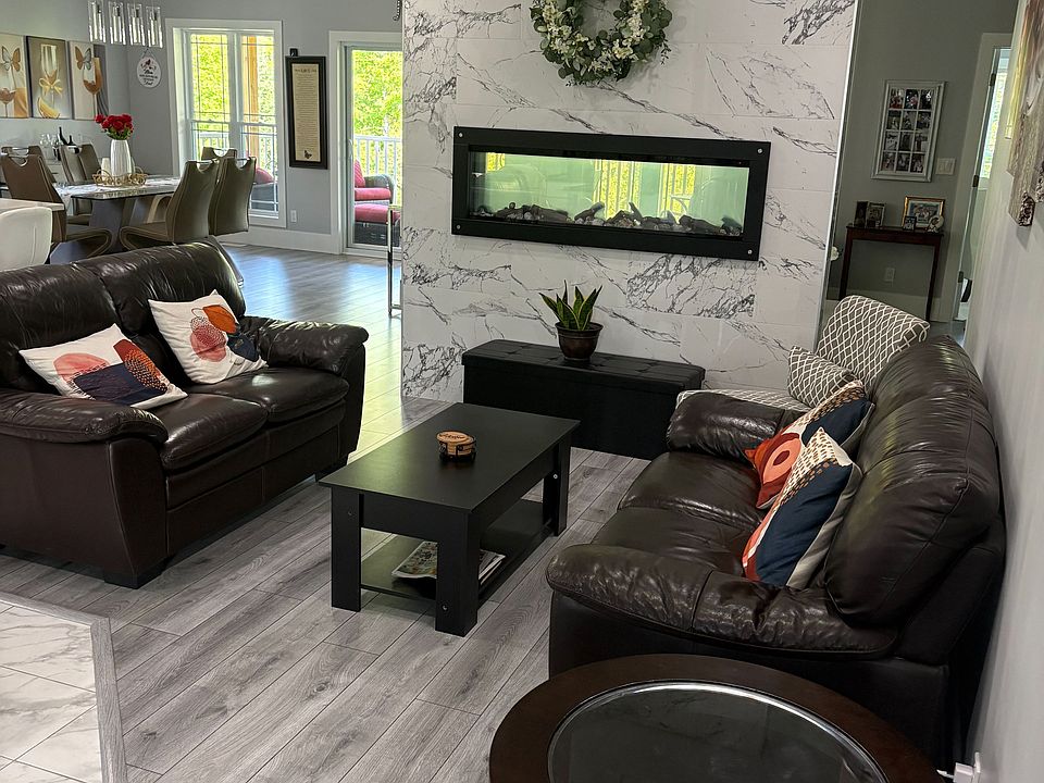 1st image of 16 Woodstream Dr W
