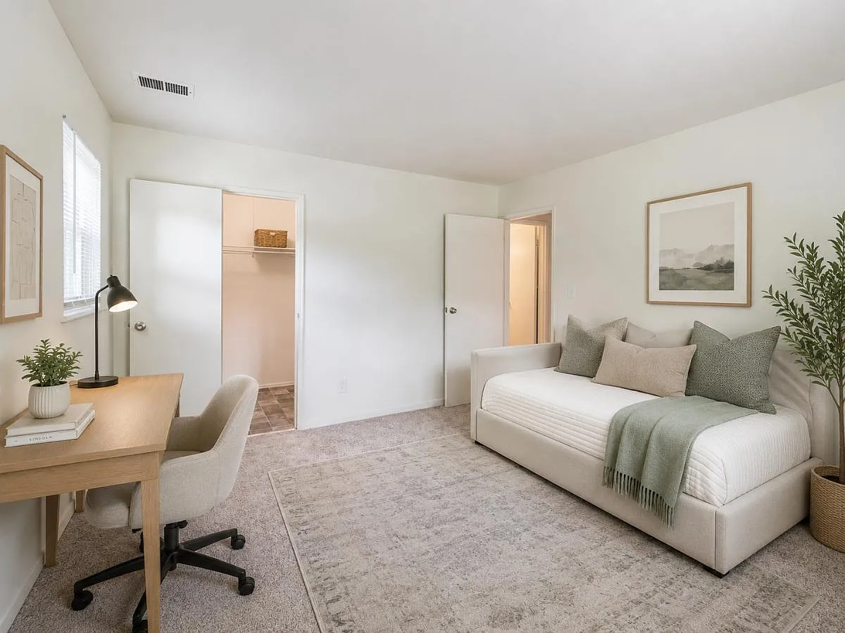 Post and Coach Apartment Homes — Photo 4