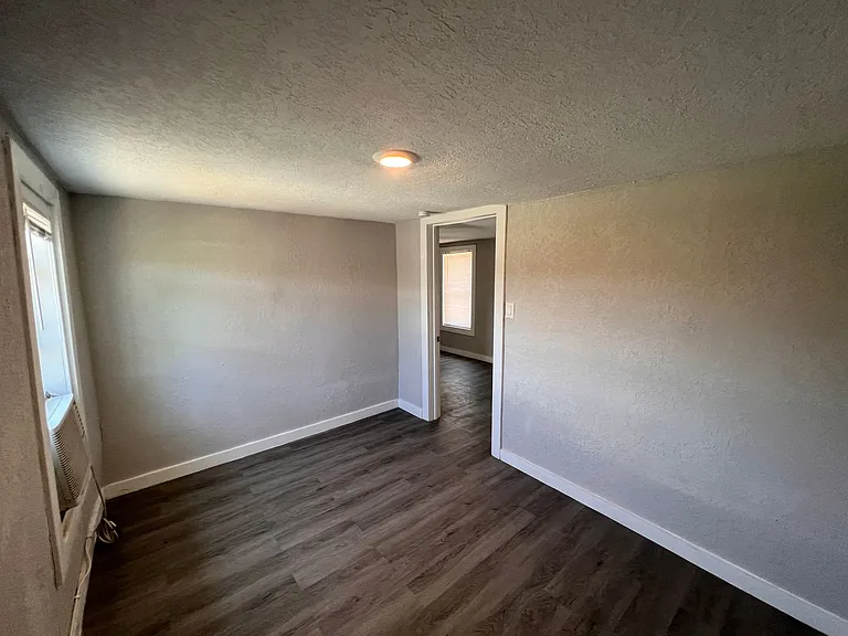 718 W 7th St — Photo 17